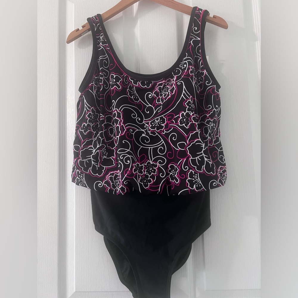 NWT Amoena post mastectomy swimsuit. Very thin padding sewn in. Size 10